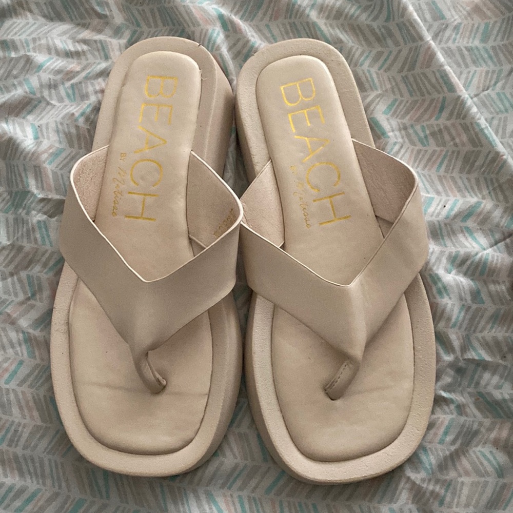 Beach by Melissa flip flops cream color size 8